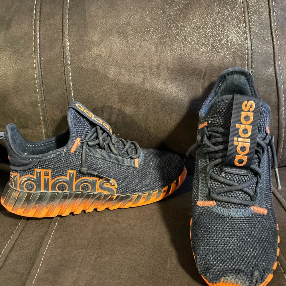 Boys size 3.5 adidas